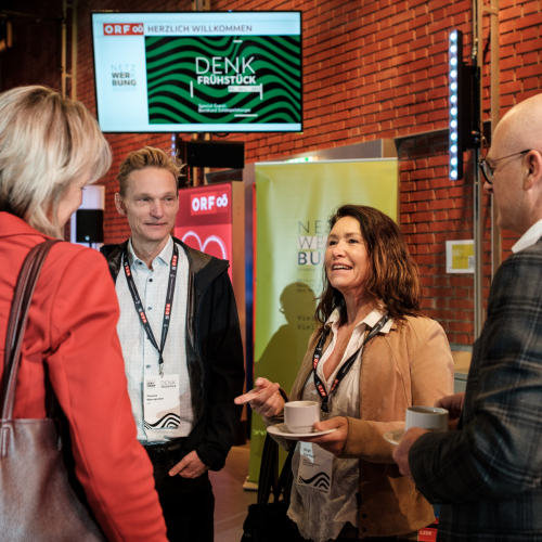Gruppe an Personen im Gespräch beim Denkfrühstück