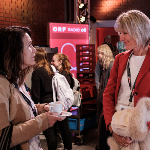 Zwei Besucherinnen im Gespräch beim Denkfrühstück