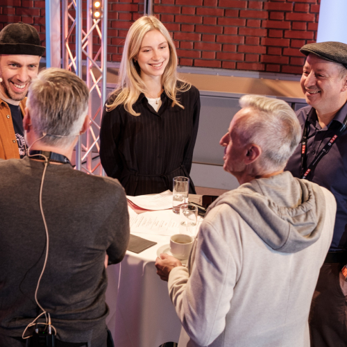Gruppe an Personen im Gespräch beim Denkfrühstück