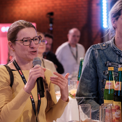 Besucherin spricht ins Mikrofon beim Denkfrühstück im ORF Studio
