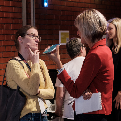 Zwei Besucherinnen im Gespräch beim Denkfrühstück