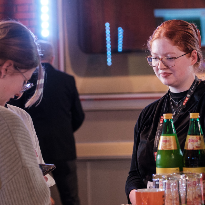 Zwei Besucherinnen im Gespräch beim Denkfrühstück