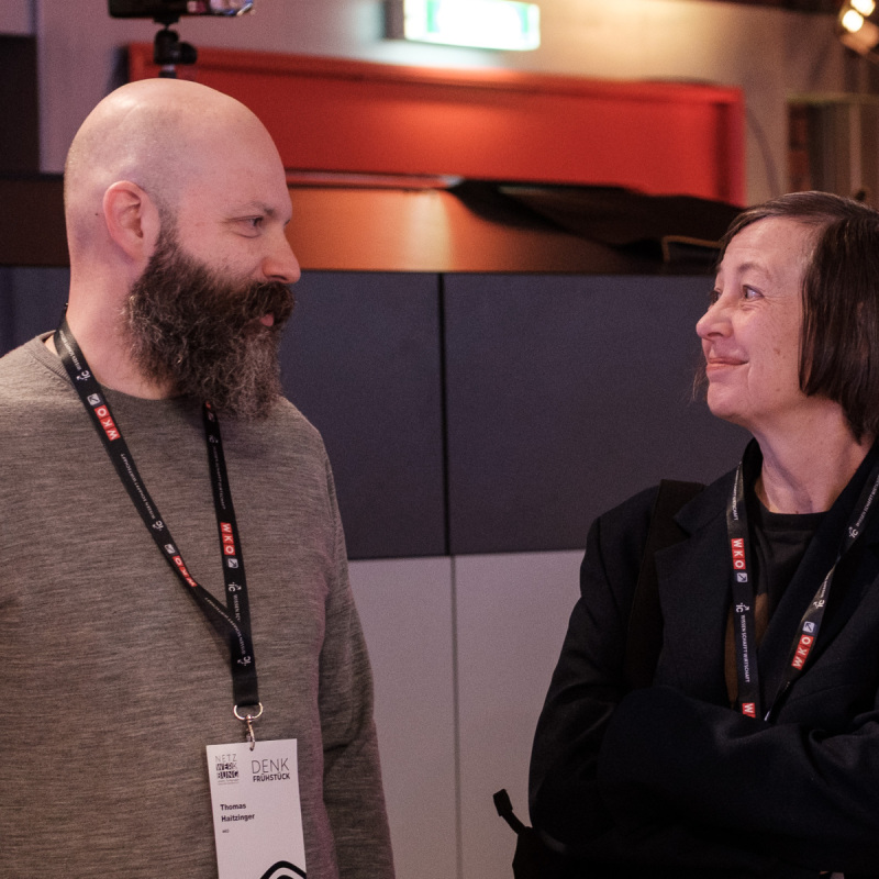 Zwei Personen im Gespräch beim Denkfrühstück