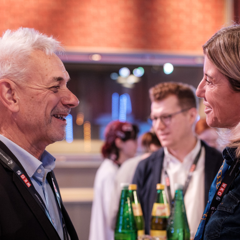 Zwei Personen im Gespräch beim Denkfrühstück