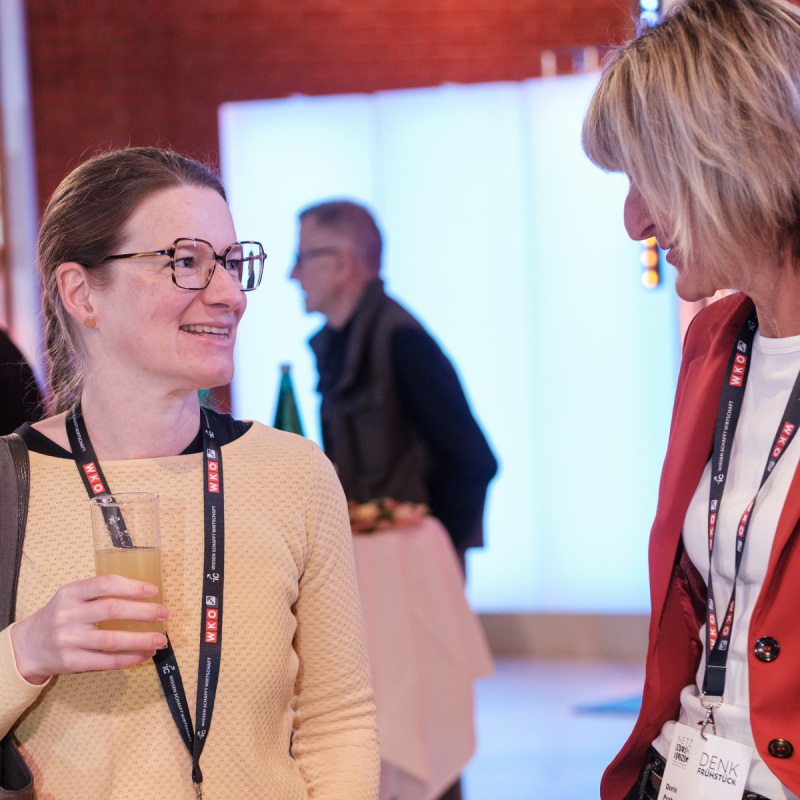 Zwei Personen im Gespräch beim Denkfrühstück