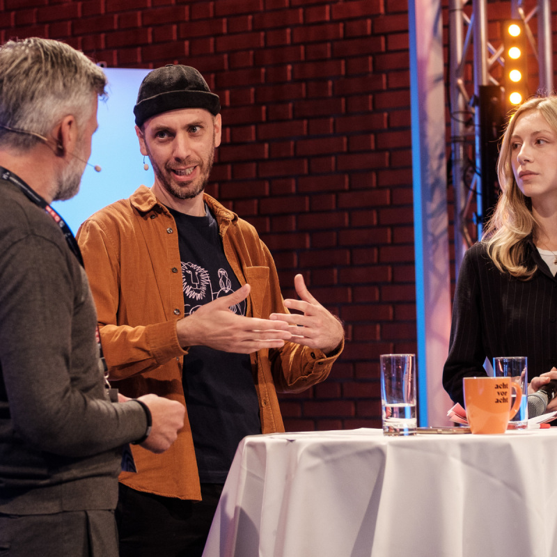 Bernhard Schimpelsberger, Jörg Neuhauser und Moderatorin im Gespräch