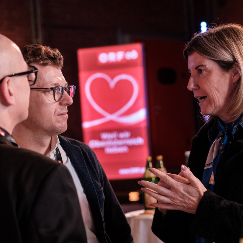 Besucherin im Gespräch mit zwei anderen Denkfrühstück-Besuchern