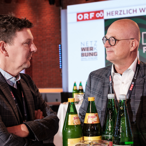 Zwei Besucher im Gespräch beim Denkfrühstück