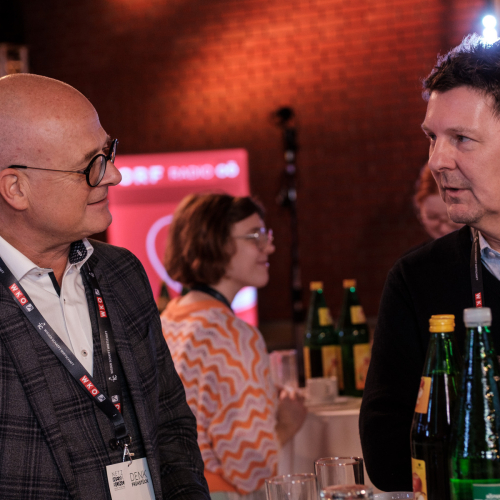 Besucher im Gespräch beim Denkfrühstück im ORF Studio