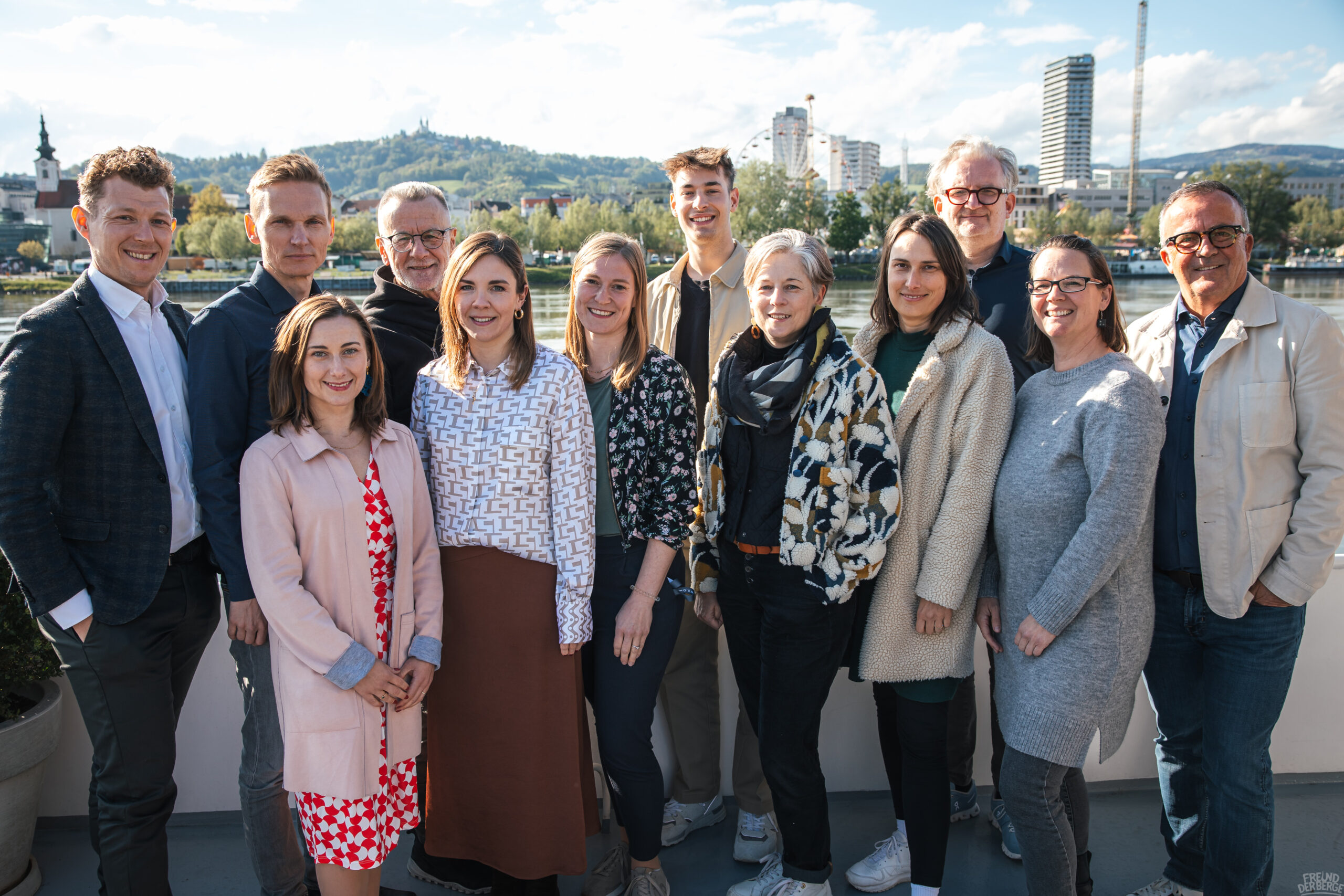 Gruppenfoto Team Caesar 2024 vor Stadt- und Bergkulisse