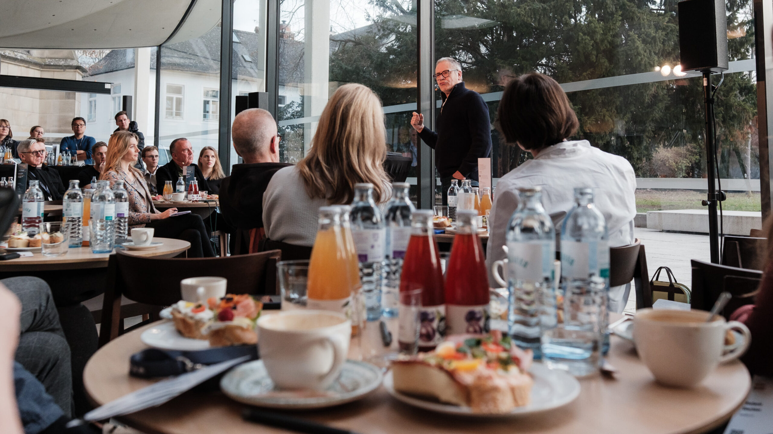 Speaker steht vor Denkfrühstück-Publikum
