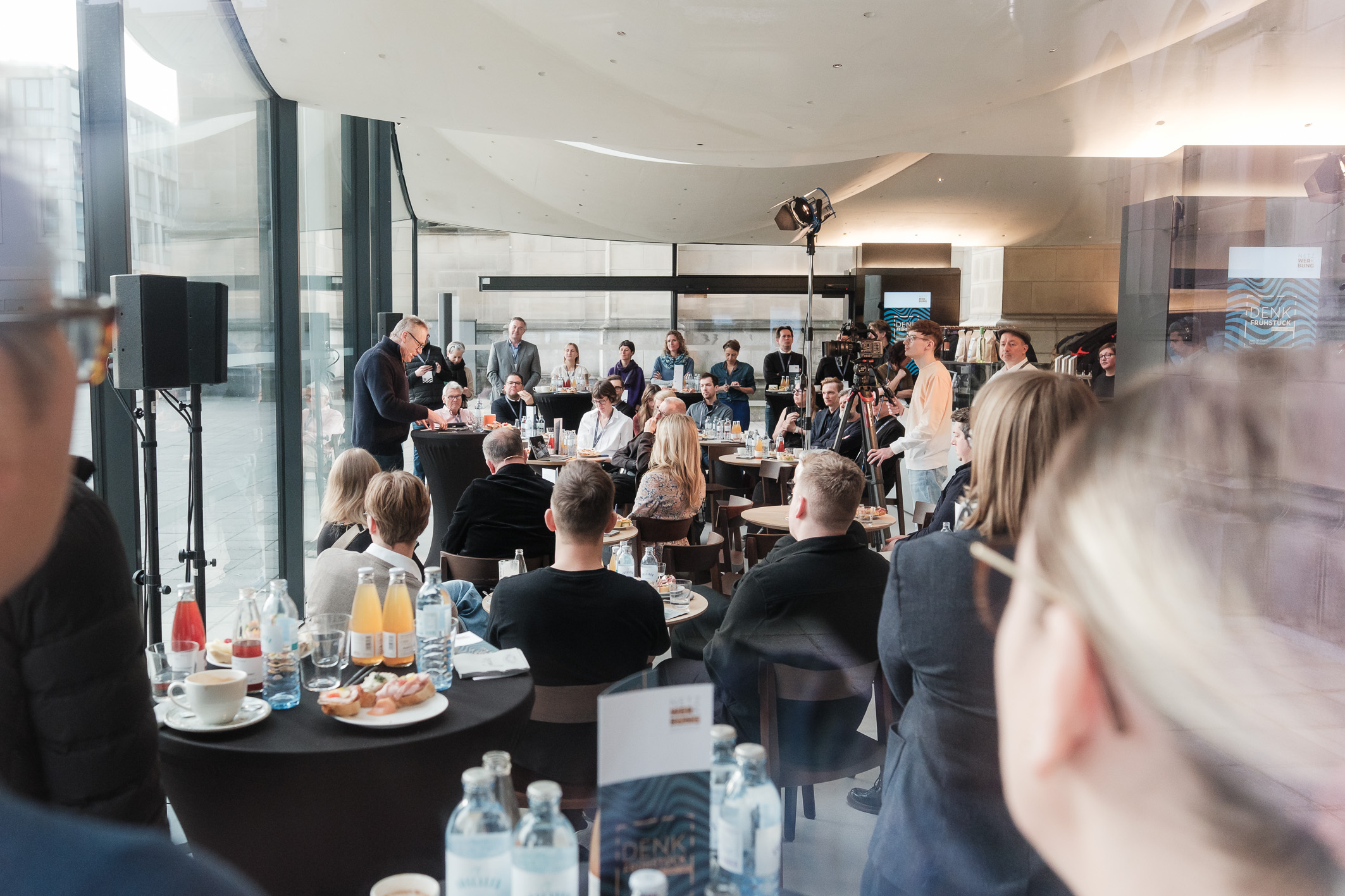Denkfrühstück Mainstage mit Publikum