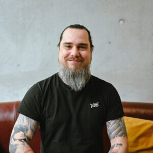 Manuel Lanz in den upart Räumlichkeiten im Portrait.