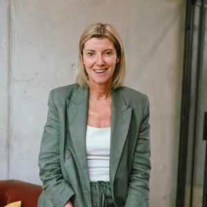 Silvia Lackner in den upart Räumlichkeiten im Portrait.