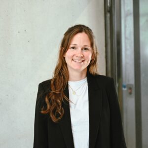 Valerie Lenzi in den upart Räumlichkeiten im Portrait.