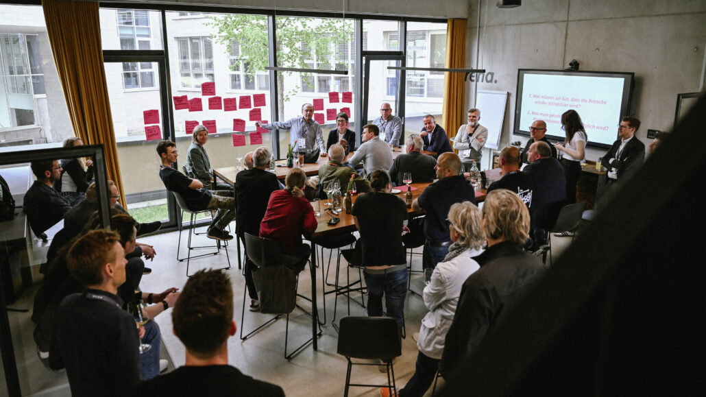 better2gether-Veranstaltung von Netzwerk Werbung im upartment der Agentur upart – kreative Atmosphäre mit Notizen und Präsentation im Hintergrund