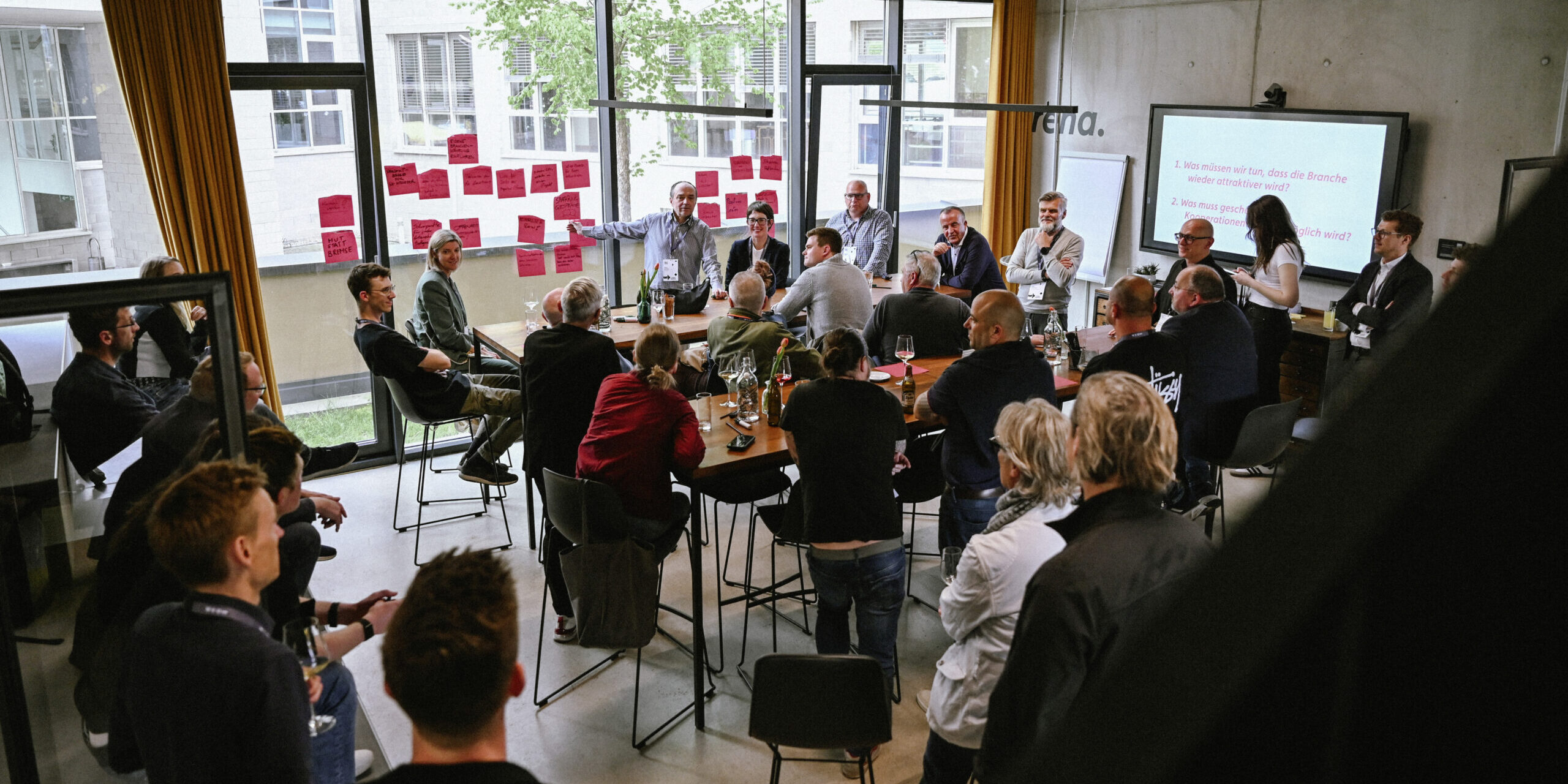 better2gether-Veranstaltung von Netzwerk Werbung im upartment der Agentur upart – kreative Atmosphäre mit Notizen und Präsentation im Hintergrund