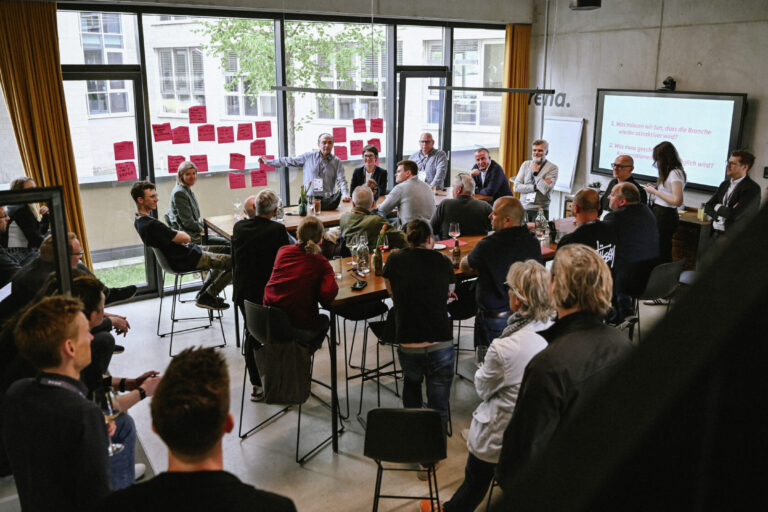 better2gether bei upart mit 25 Personen in modernem Konferenzraum