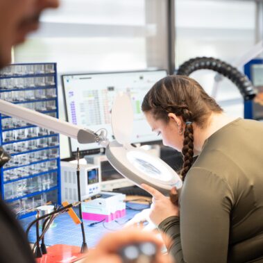 Hans Lab Shoot - Women working at Workstation Copyright: Martin Dörsch