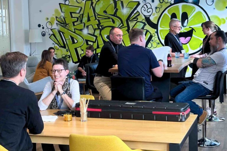 Menschen im entspannten Gespräch, im Hintergrund ein Graffitti mit Zitronen-Smiley