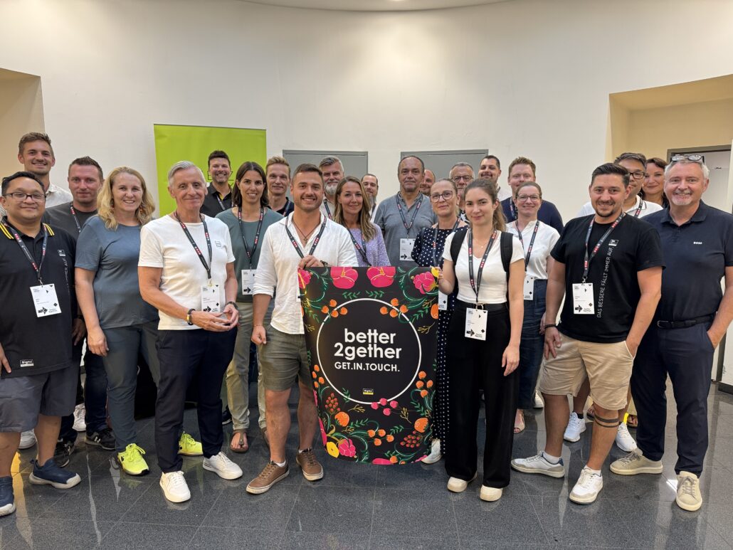 Gruppe von Menschen bei einem Event mit better2gether-Banner