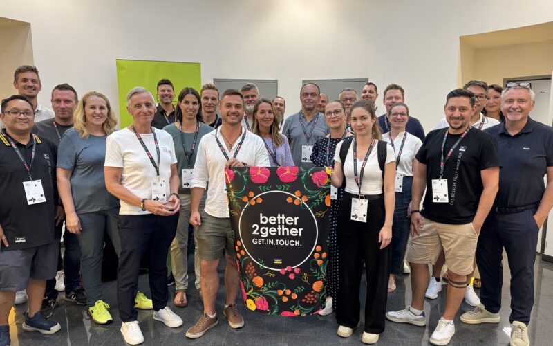 Gruppe von Menschen bei einem Event mit better2gether-Banner