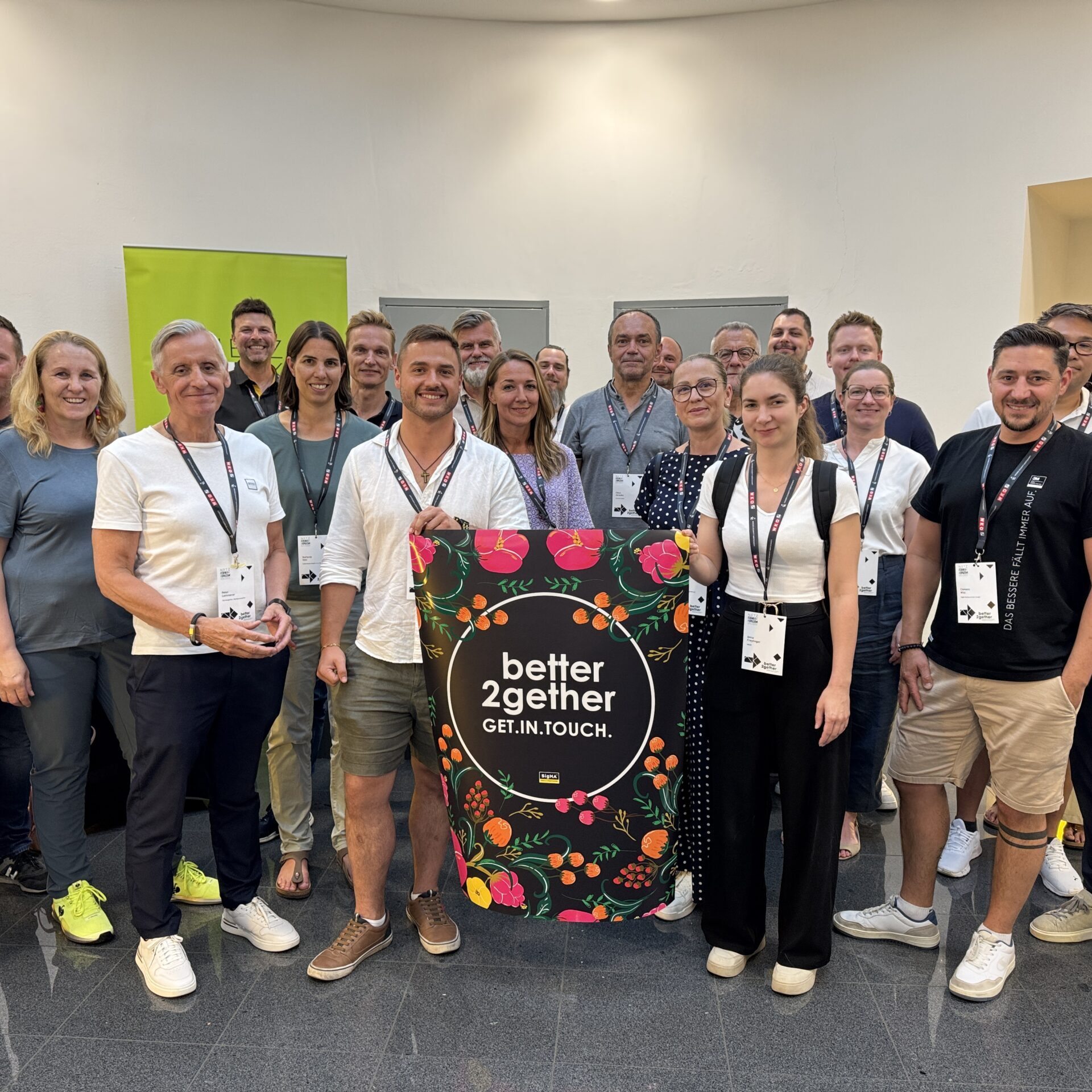 Gruppe von Menschen bei einem Event mit better2gether-Banner