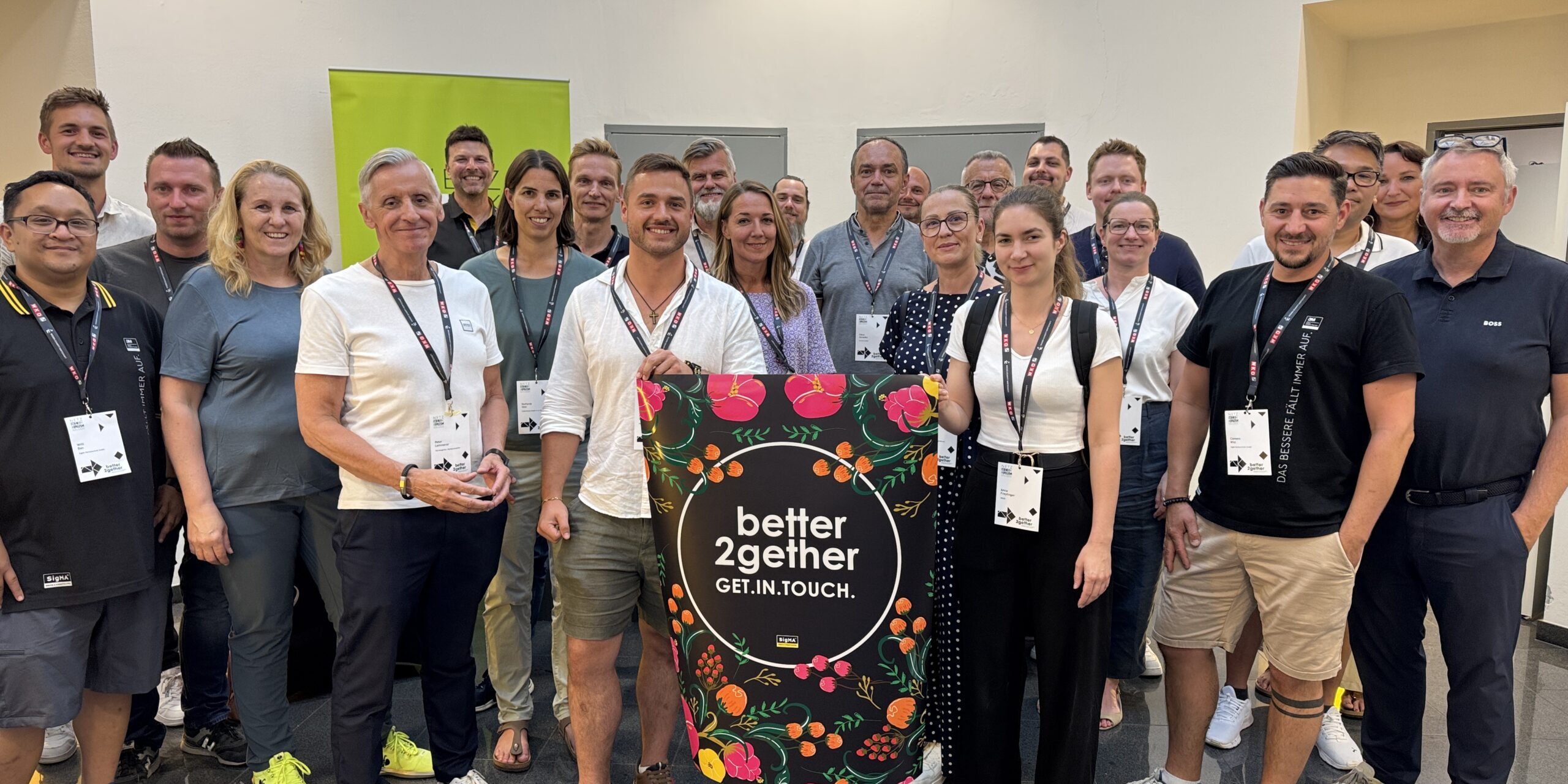 Gruppe von Menschen bei einem Event mit better2gether-Banner