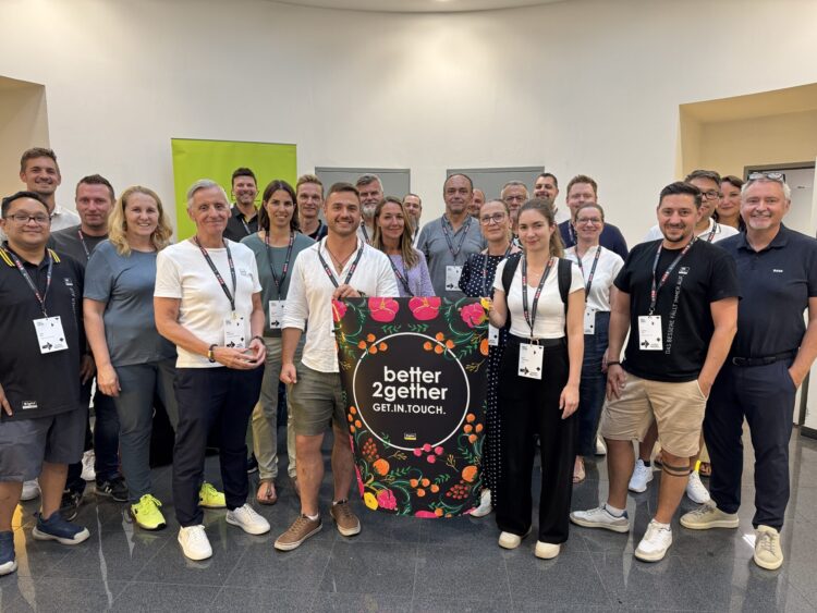 Gruppe von Menschen bei einem Event mit better2gether-Banner