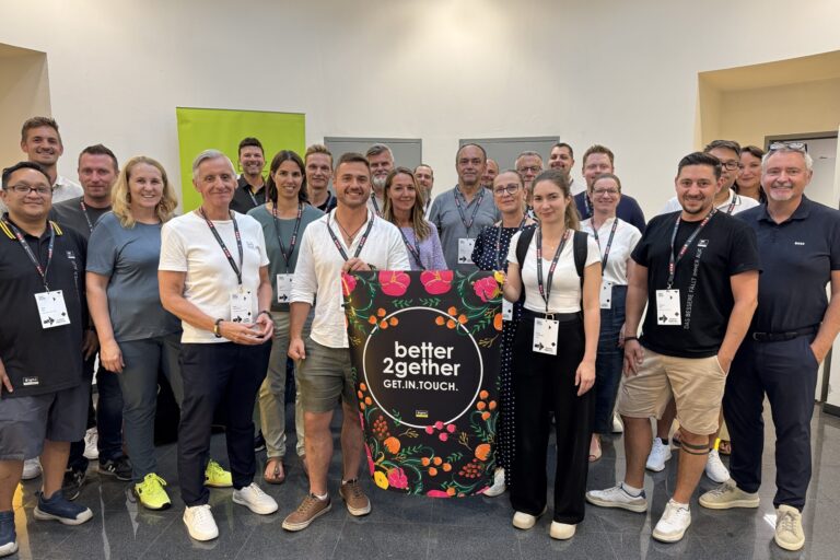 Gruppe von Menschen bei einem Event mit better2gether-Banner