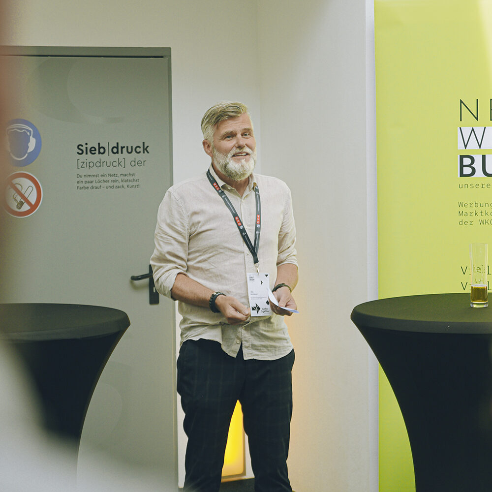 Jörg Neuhauser spricht zur anwesenden Gruppe