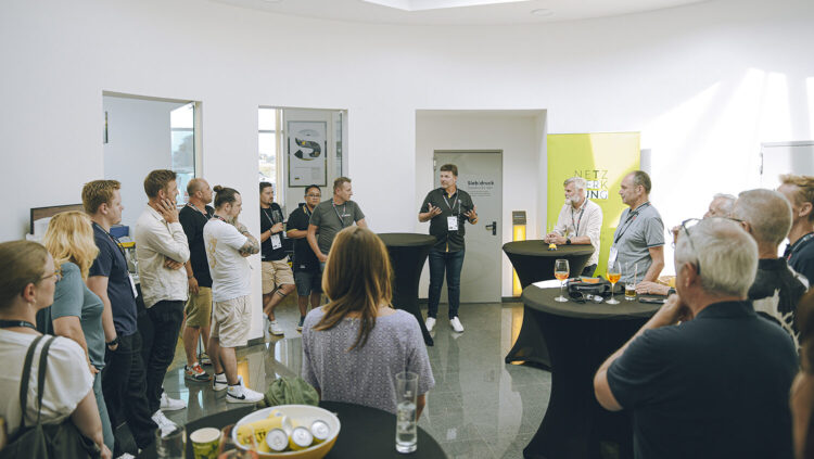 Gruppe bei Sigma Werbetechnik Präsentation, ein Mann spricht zu den Zuhörenden