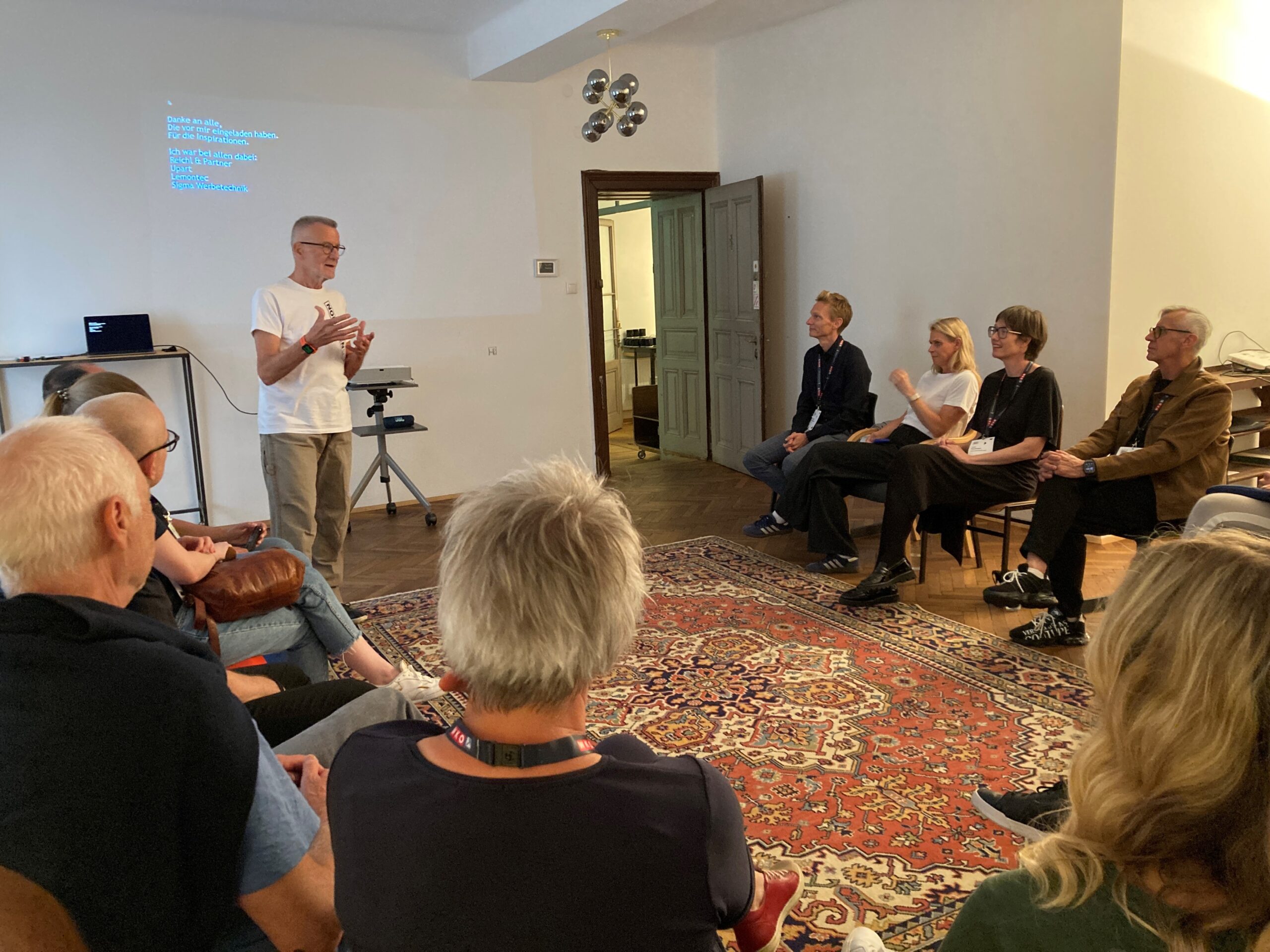 Werner Pfeffer spricht vor better2gether Publikum