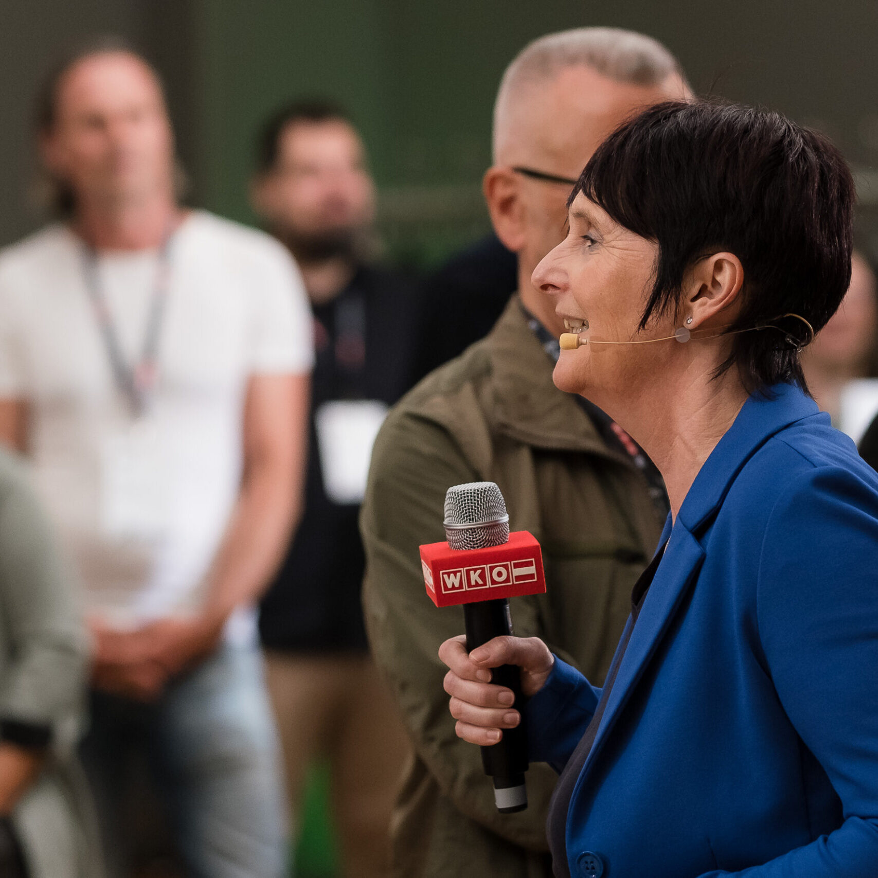 Ulrike Stahl beim Vortrag mit einem Mikro in der Hand
