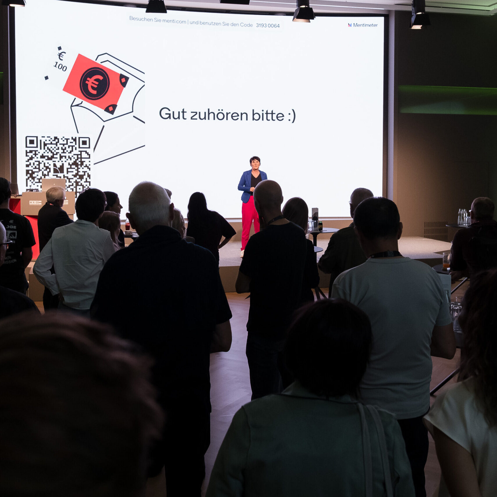 Ulrike Stahl auf der Bühne, davor viele Zuhörer