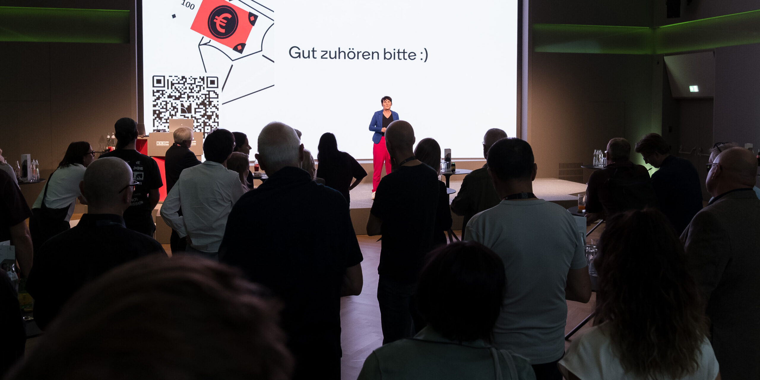 Ulrike Stahl auf der Bühne, davor viele Zuhörer