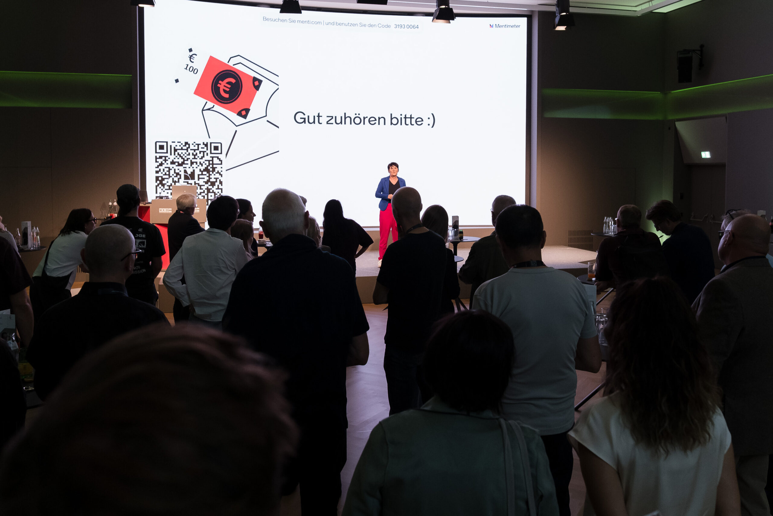 Ulrike Stahl auf der Bühne, davor viele Zuhörer