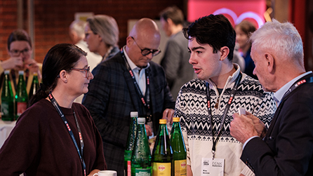 Zwei Männer und eine Frau im Gespräch