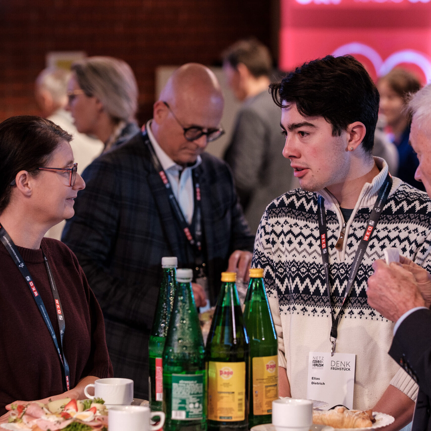 Zwei Männer und eine Frau im Gespräch beim Denkfrühstück