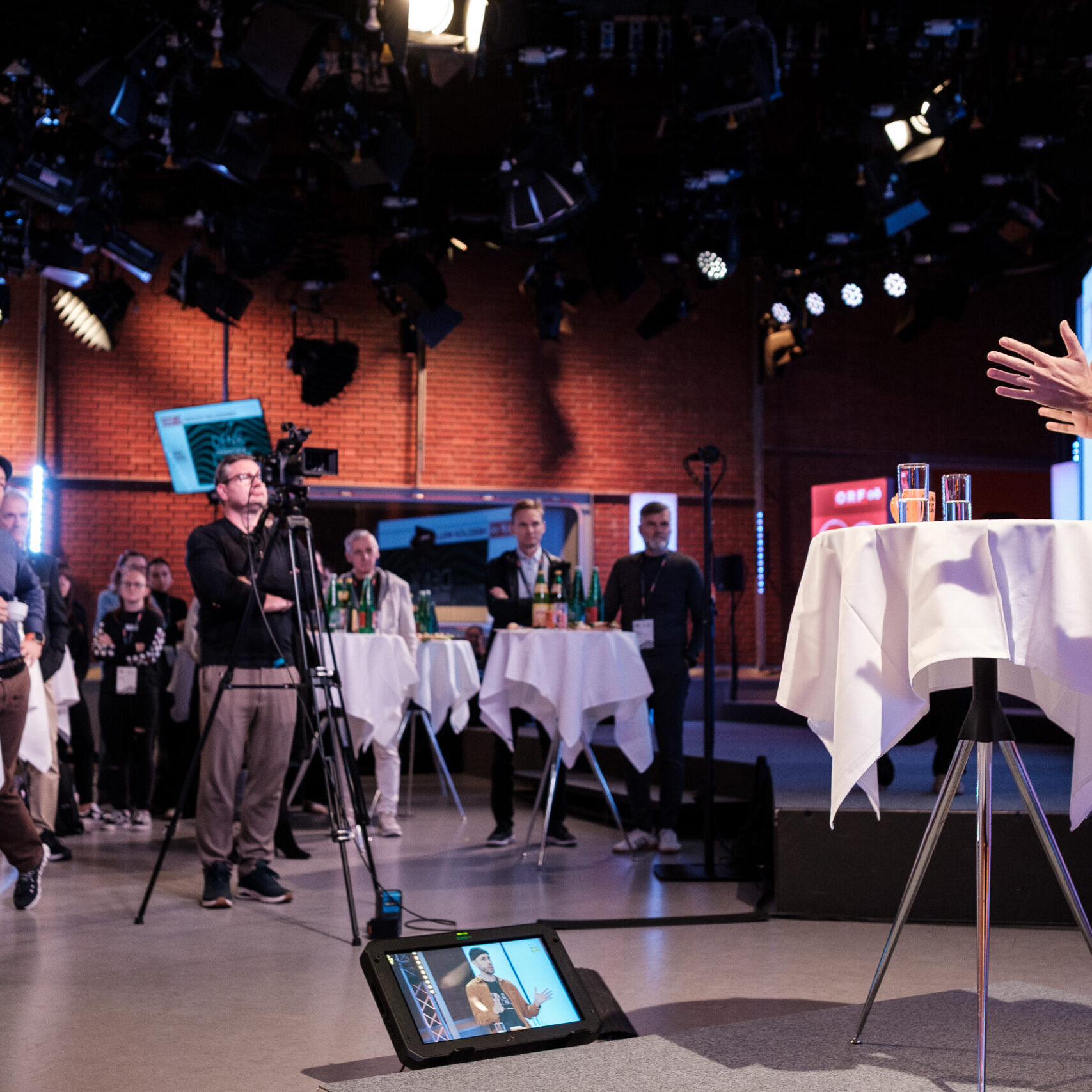 Bernhard Schimpelsberger spricht zu Denkfrühstück-Publikum