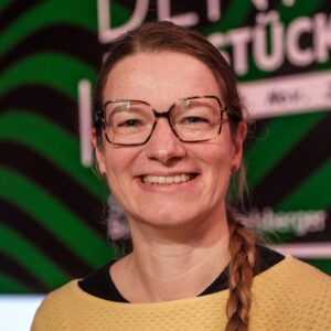 Katharina Übleis im Portrait vor Denkfrühstück-Aufsteller