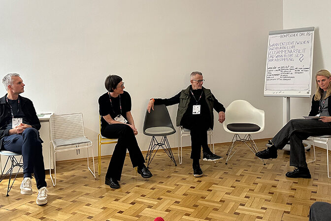 Vier Personen befinden sich in Agenturräumlichkeiten