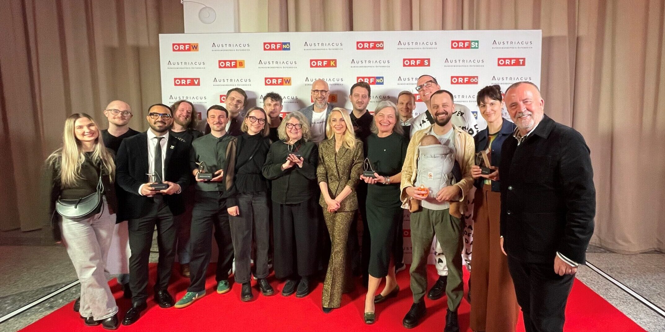 Austriacus Preisverleihung OÖ Preisträger Die oberösterreichischen Gewinnerinnen und Gewinner beim AUSTRIACUS gemeinsam mit Moderatorin Silvia Schneider