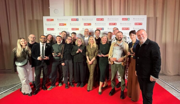 Die oberösterreichischen Gewinnerinnen und Gewinner beim AUSTRIACUS gemeinsam mit Moderatorin Silvia Schneider