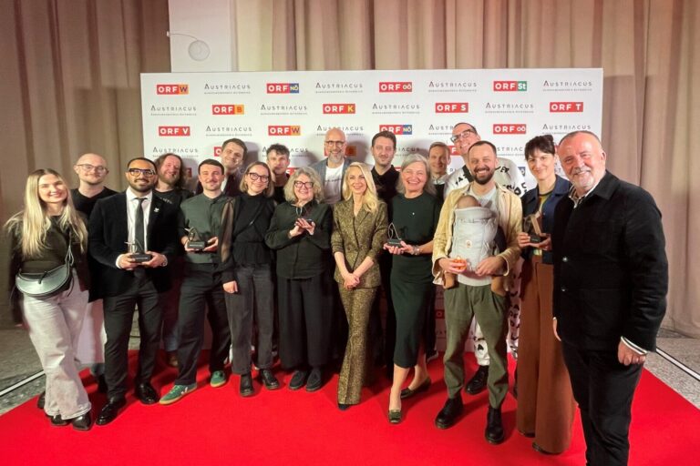 Die oberösterreichischen Gewinnerinnen und Gewinner beim AUSTRIACUS gemeinsam mit Moderatorin Silvia Schneider