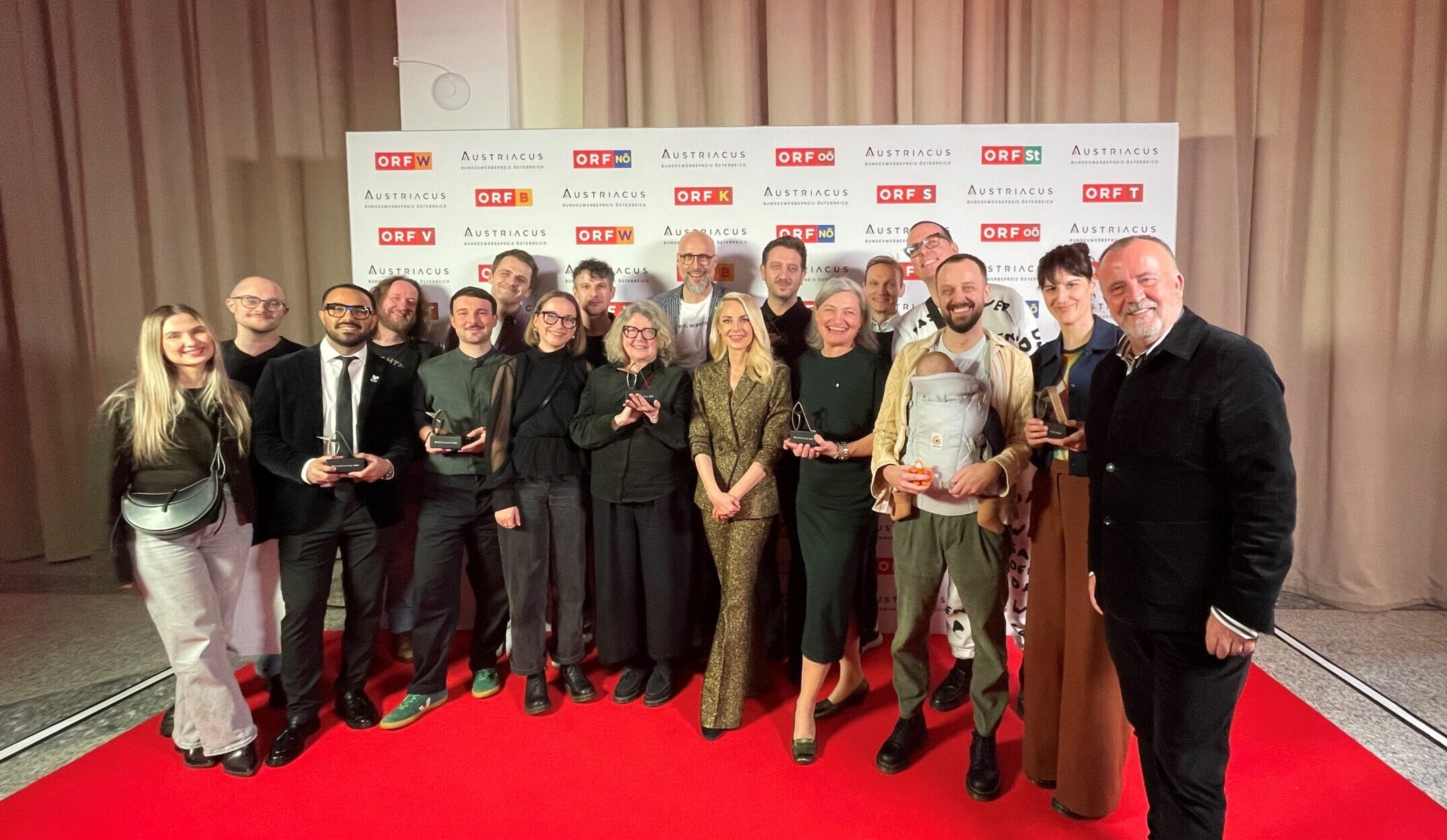 Die oberösterreichischen Gewinnerinnen und Gewinner beim AUSTRIACUS gemeinsam mit Moderatorin Silvia Schneider