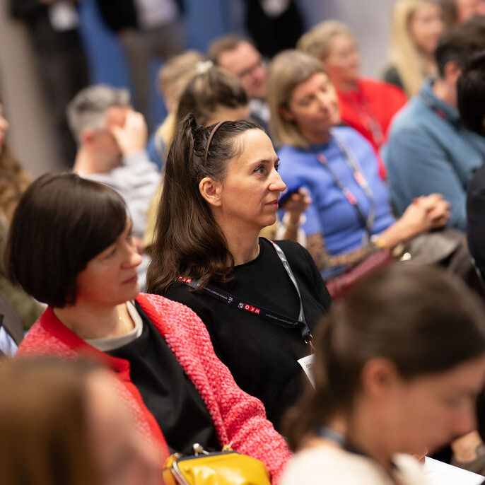 Publikum der Netzwerk Arena mit Fokus auf zwei Frauen