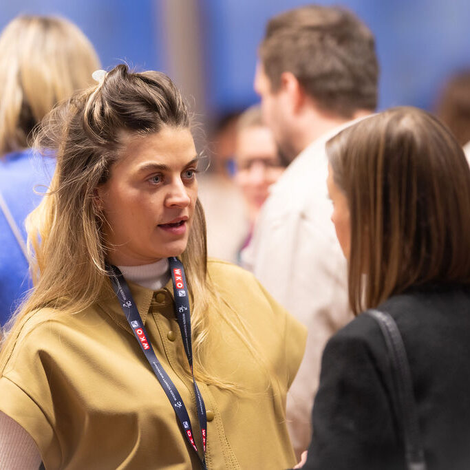 Zwei Frauen der Netzwerk Arena im Gespräch