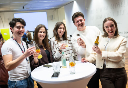 Drei Frauen und zwei Männer stehen an einem Stehtisch der Veranstaltung