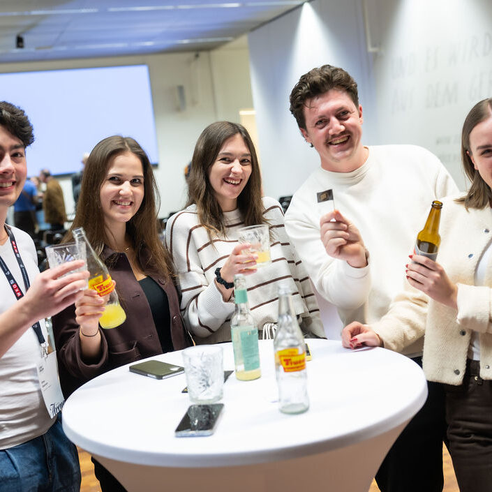 Drei Frauen und zwei Männer stehen an einem Stehtisch der Veranstaltung